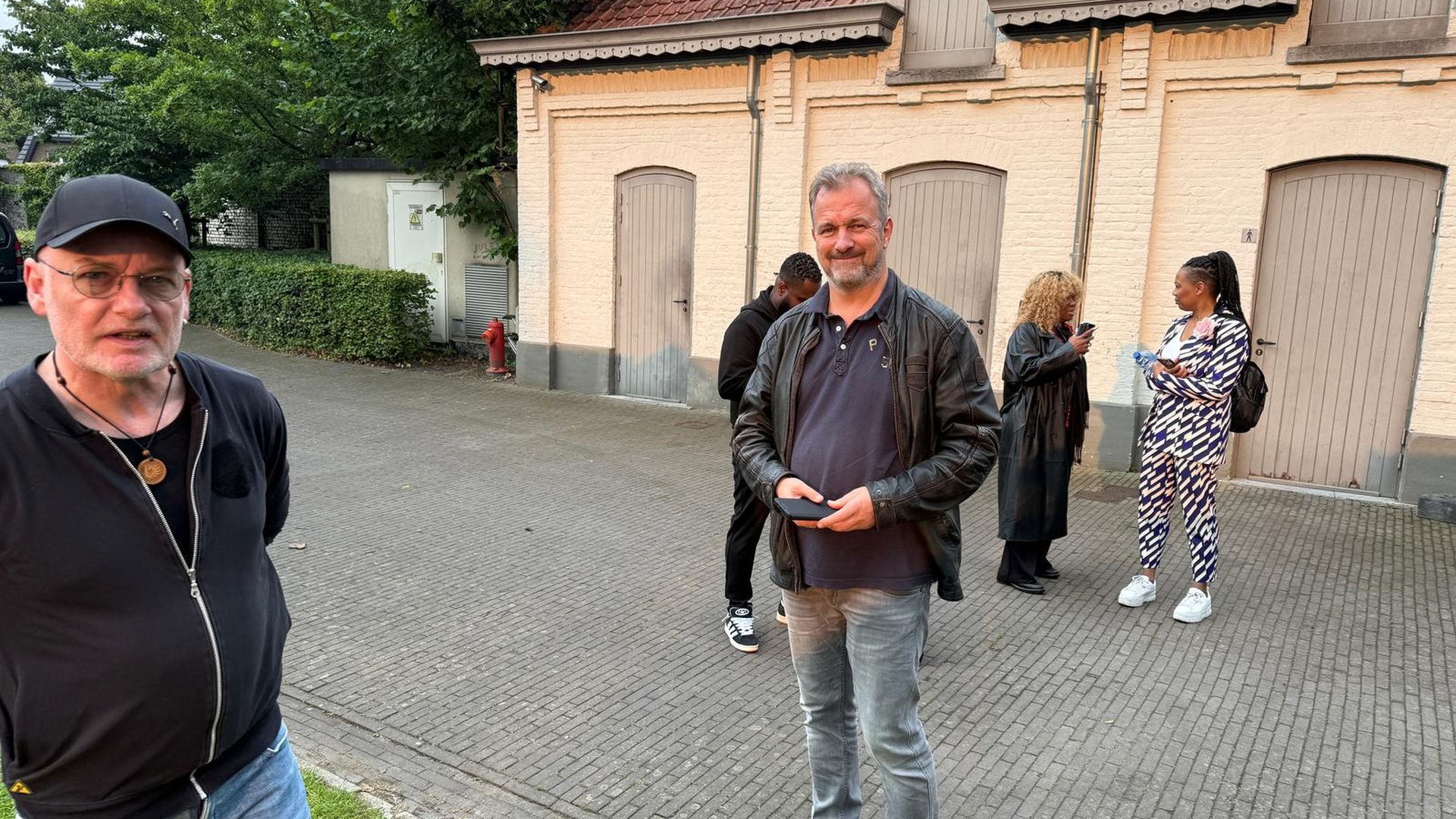 Hot Leggs backstage – team verzamelt buiten voor de show