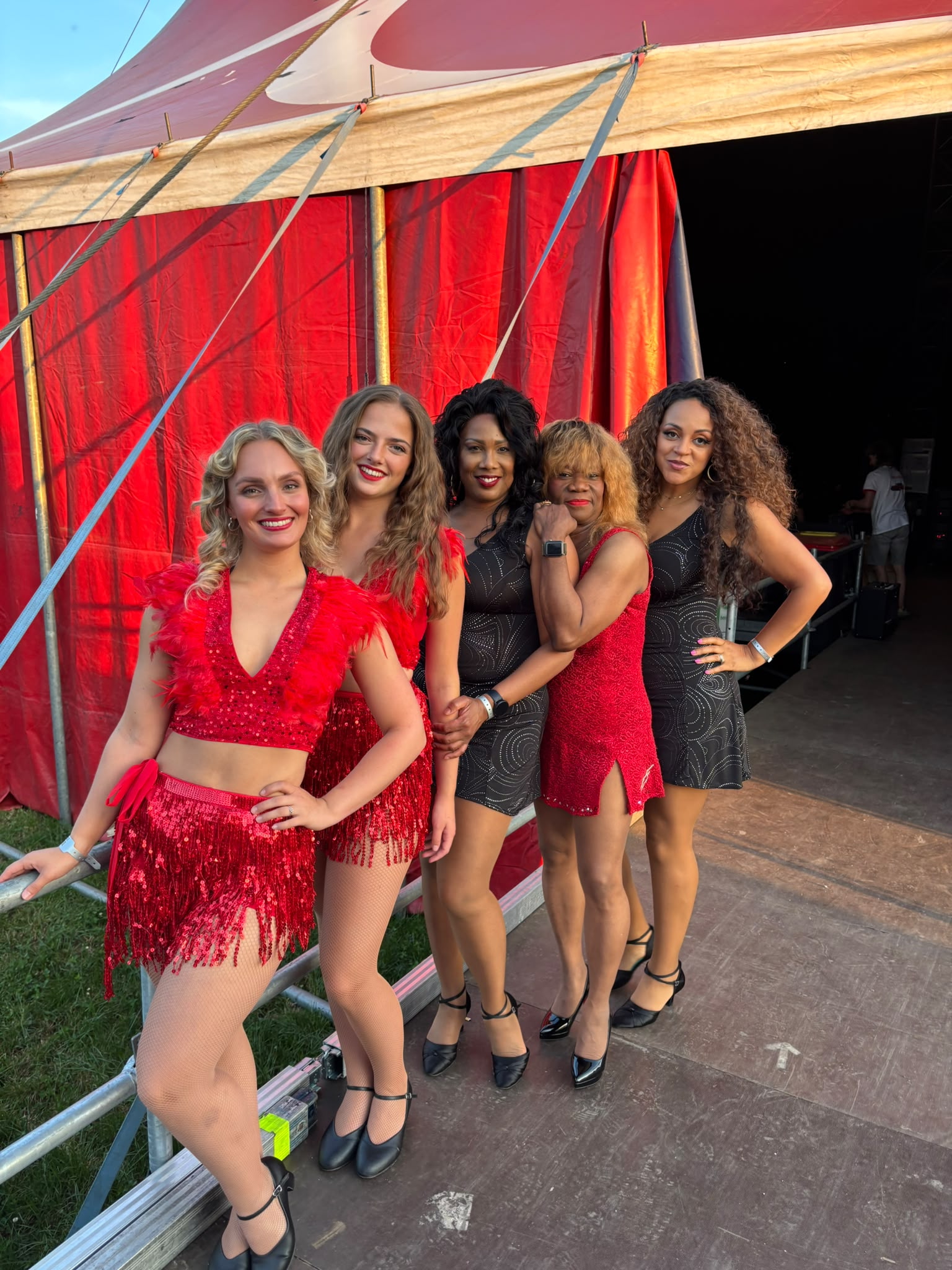 Hot Leggs Tina Turner Tribute showteam tijdens Dicky Woodstock 2026
